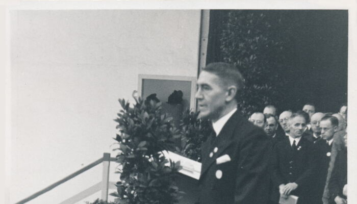Karl Eychmüller during a speech to the staff